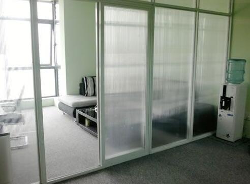 室內陽光板做的隔斷